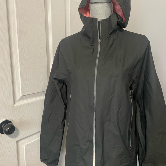 Lululemon rain jacket size small - Picture 2 of 5